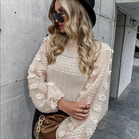 Love this cropped oatmeal cream sweater. One size. The details n the sleeve r 😘 - Picture 3 of 7